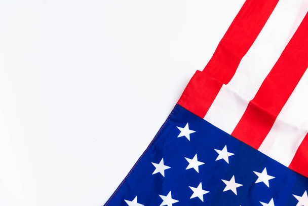 Американский флаг на белом фоне на День памяти, 4 июля, День труда
. - Фото, изображение