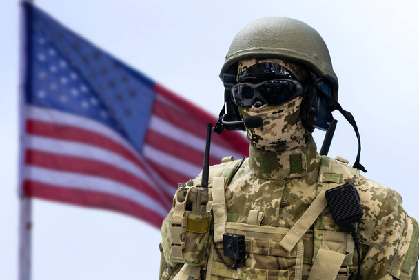 wojskowy z flagą USA. - Zdjęcie, obraz