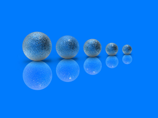 Cinco bolas de metal de diferentes tamanhos de cor azul no fundo azul. Crescimento de algo. Progresso. Reflexão. Imagem horizontal. Imagem 3D. Renderização 3D. - Foto, Imagem