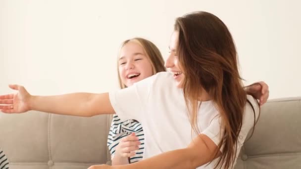 Mutter verbringt aktive Zeit mit ihren Kindern Tochter und Sohn sitzen auf Sofa, glückliche Familie - Filmmaterial, Video