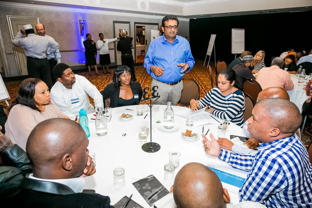 Joanesburgo, África do Sul - 28 de novembro de 2013: Delegados diversos participando de um workshop de networking e liderança - Foto, Imagem
