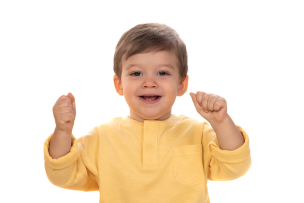 Carino bambino felice con t-shirt gialla isolata su uno sfondo bianco - Foto, immagini