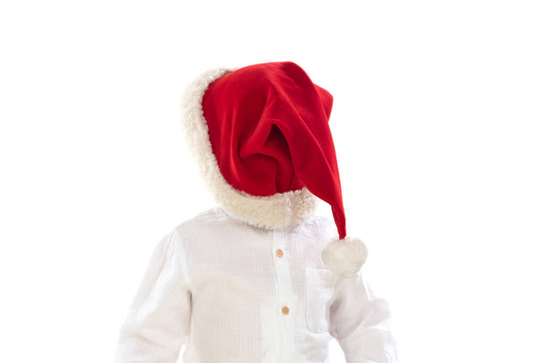 Hauska söpö vauva joulun hattu kattaa hänen kasvonsa eristetty valkoisella taustalla - Valokuva, kuva