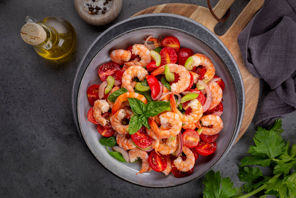 Catalan prawns or shrimps, made with tomatoes, red onion, celery, basil leaves with olive oil and orange juice. Mediterranean salad. Top view. - Foto, Bild