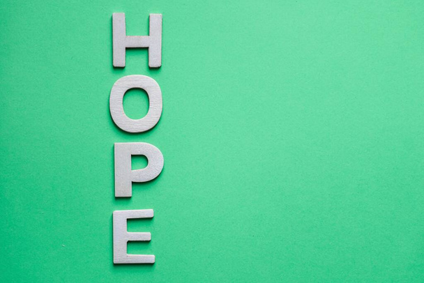           palavra esperança com letras de madeira no fundo verde                      - Foto, Imagem