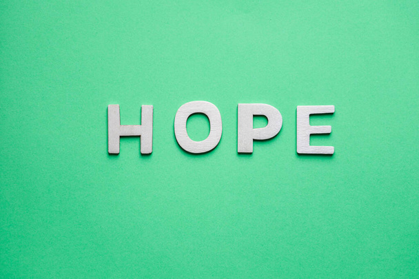           hope word with wooden letters on the green background                      - Foto, afbeelding