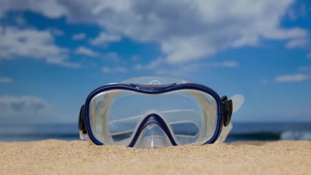 Šnorchlová maska na pláži s proplouvajícími mraky  - Záběry, video