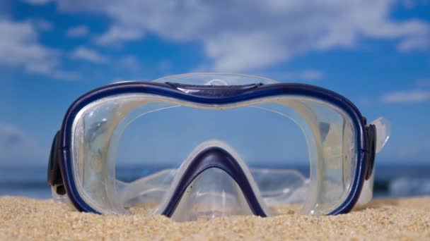Un masque de plongée sur la plage avec des nuages qui passent  - Séquence, vidéo