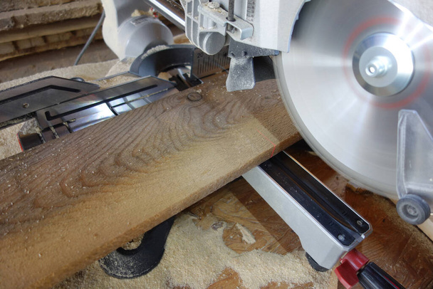 eine Motorsäge zum Schneiden von Holz, ein Werkzeug in der Forstwirtschaft - Foto, Bild