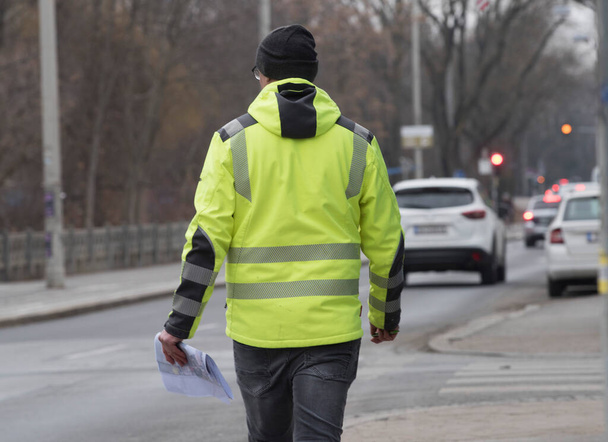 výstražná vesta jako ochranný oděv při práci, opatření průmyslové bezpečnosti - Fotografie, Obrázek