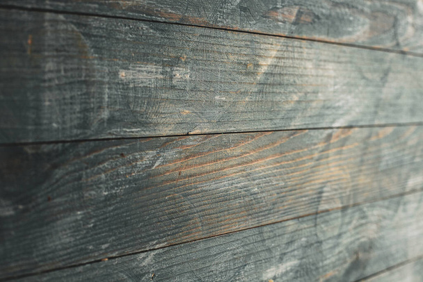 Vintage χρωματιστό ξύλο υφή φόντου με κόμπους και τρύπες για καρφιά. Παλιός βαμμένος ξύλινος τοίχος. Ξύλινες σκούρες οριζόντιες. Εμπρόσθια όψη με χώρο αντιγραφής.  - Φωτογραφία, εικόνα