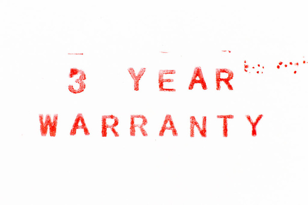 Sello de goma de tinta de color rojo en palabra 3 años de garantía sobre fondo de papel blanco - Foto, Imagen