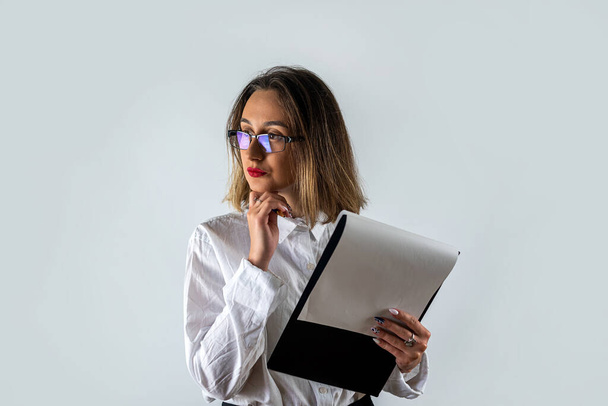 Lächelnde Geschäftsfrau mit Dokument im Klemmbrett isoliert auf weißem Hintergrund. Porträt einer weiblichen Chefin. eine Frau in einem Richter - Foto, Bild
