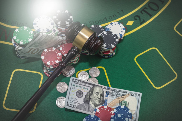 Soudce kladívko stojí vedle hracích karet poker žetony na zeleném stole. odpovědnost za podzemní kasino. ilegální hazard. izolované - Fotografie, Obrázek