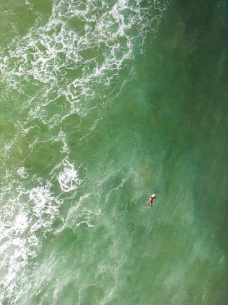 An overhead drone shot of a surfer in the wavy sea, Murtosa, Aveiro - Portugal. - Foto, imagen
