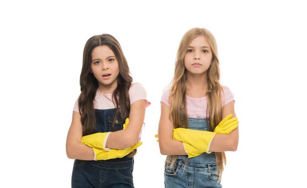 Binnenlandse diensten. Schattige huishoudelijke helpers. Leuke meisjes met gele rubberen handschoenen voor huishoudelijke hulp. Kleine kinderen moe van het onderhoud van het huishouden. - Foto, afbeelding