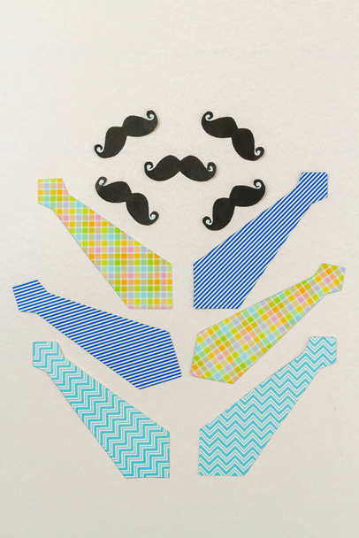 Arreglo de corbatas y bigotes en superficie blanca. Concepto del día de los padres. - Foto, imagen
