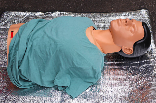 Orvosi szimulációs bábu a földön - Fotó, kép