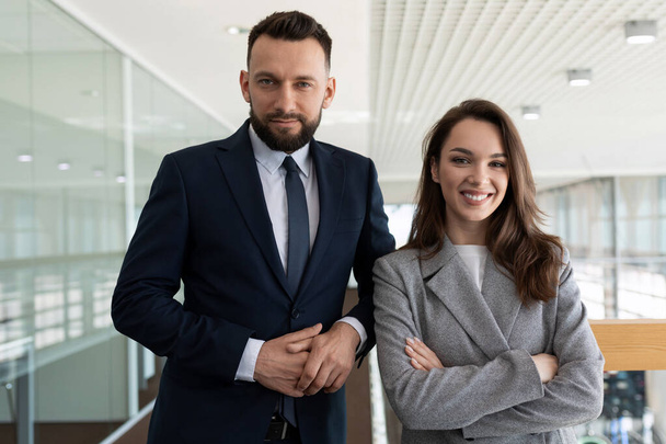 dirigenti aziendali eterosessuali in giacca e cravatta sullo sfondo di un moderno ufficio elegante. - Foto, immagini
