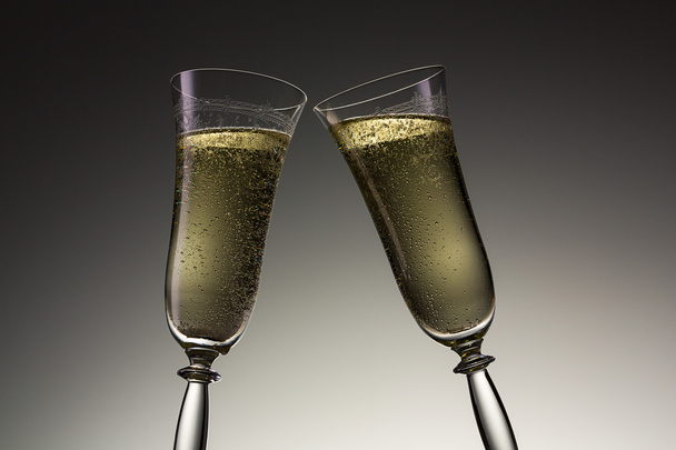 tostadas con dos copas de champán en la víspera de año nuevo
 - Foto, imagen