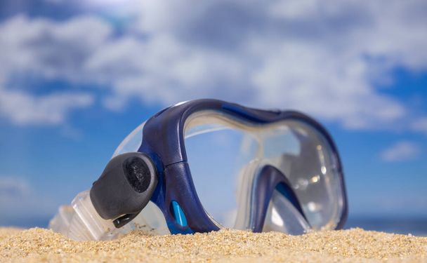 Μια μάσκα αναπνευστήρα στην παραλία με θάλασσα και ουρανό στο βάθος - Φωτογραφία, εικόνα