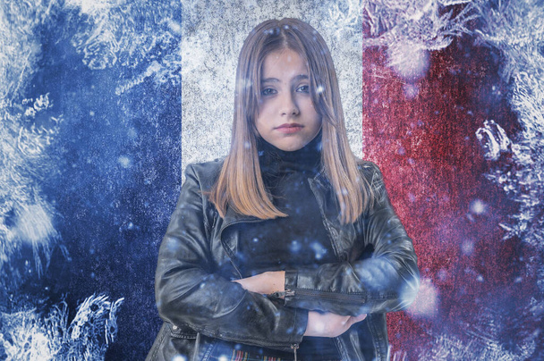 Ragazza adolescente su sfondo congelato con la bandiera della Francia. Concetto di crisi in Europa in inverno. Crisi energetica. Aumento dei prezzi dell'energia. - Foto, immagini