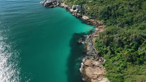 Litoral tropical com rochas e oceano azul-turquesa. Vista aérea - Filmagem, Vídeo