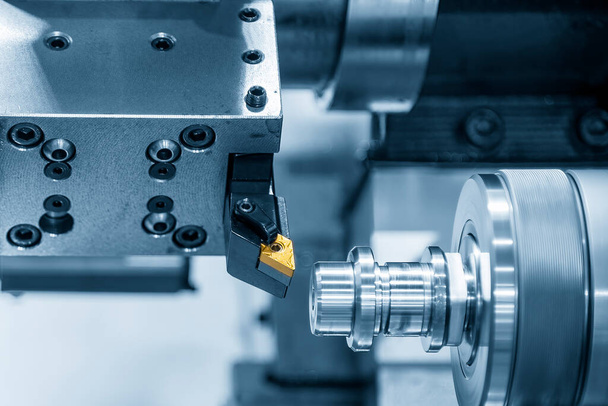 La máquina de torno CNC de doble husillo que forma el corte de las piezas del eje de metal. El procesamiento de mecanizado de metales de alta tecnología por máquina de torneado CNC . - Foto, Imagen