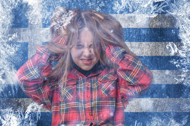 Έφηβο κορίτσι σε παγωμένο φόντο με τη σημαία της Ελλάδας. Έννοια της κρίσης στην Ευρώπη το χειμώνα. Ενεργειακή κρίση. Αύξηση των τιμών της ενέργειας. - Φωτογραφία, εικόνα