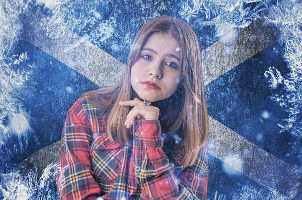Έφηβο κορίτσι σε παγωμένο φόντο με σημαία της Σκωτίας. Έννοια της κρίσης στην Ευρώπη το χειμώνα. Ενεργειακή κρίση. Αύξηση των τιμών της ενέργειας. - Φωτογραφία, εικόνα