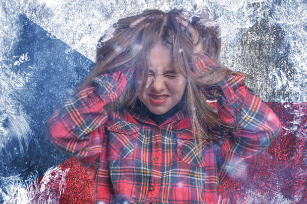 Teini-ikäinen tyttö jäätyneellä pohjalla Tsekin tasavallan lipun kanssa. Käsitys kriisistä Euroopassa talvella. Energiakriisi. Energian hinnannousu. - Valokuva, kuva