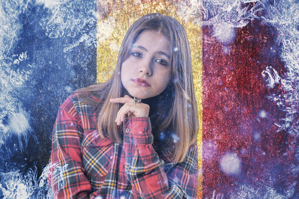 Tinédzser lány fagyott háttérrel, belga zászlóval. Az európai válság koncepciója télen. Energiaválság. Emelkedő energiaárak. - Fotó, kép