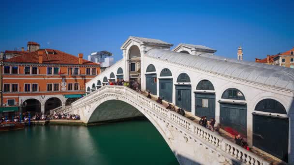 Venedig, Italien an der Rialto-Brücke über den Canal Grande. - Filmmaterial, Video