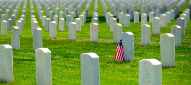 Military cemetery in the United States with headstones for soldiers white marble rows - Foto, afbeelding