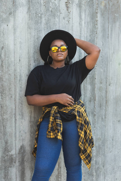 Retrato close-up de jovem menina afro-americana elegante com cabelo encaracolado em óculos de sol redondos na moda. Verão hipster fotos com estilo instagram - Foto, Imagem