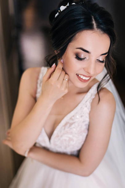 молодая невеста в модном свадебном платье с красивым макияжем и прической - Фото, изображение