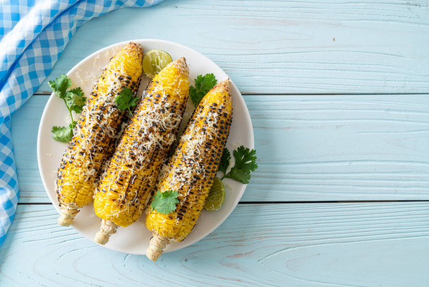 barbecue and grilled corn with cheese and lime on plate - Фото, изображение