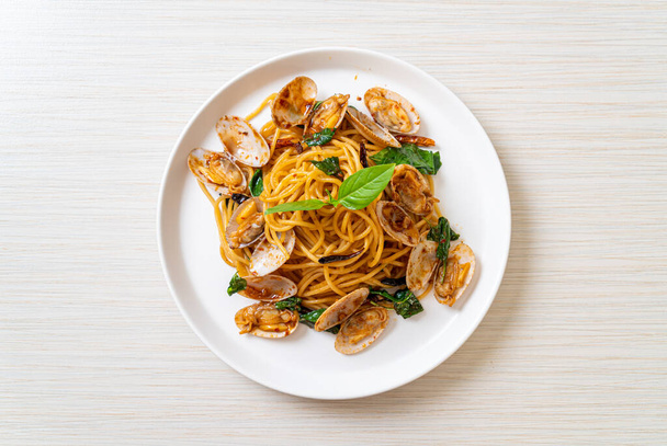 Stir Fried Spaghetti with Clams and Garlic and Chilli - Fusion food style - 写真・画像