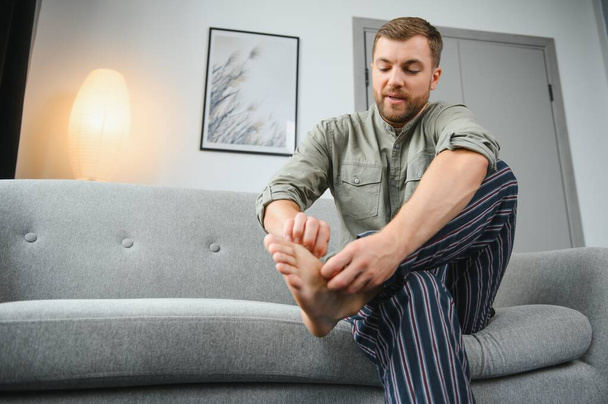 Man's legs have symptoms Itchy feet caused by fungi - Foto, Imagem