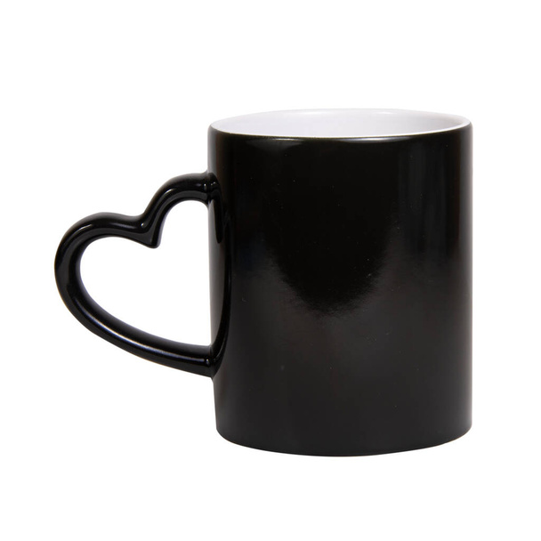 Zwarte keramische kop voor thee geïsoleerd op de witte achtergrond - Foto, afbeelding