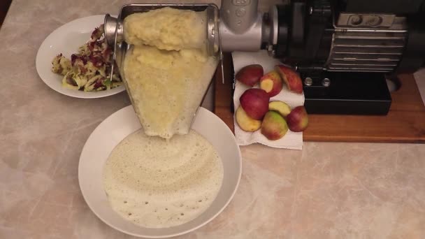 В процессе приготовления яблочного варенья. С помощью сжимателя яблок. Концепция рецепта - Кадры, видео