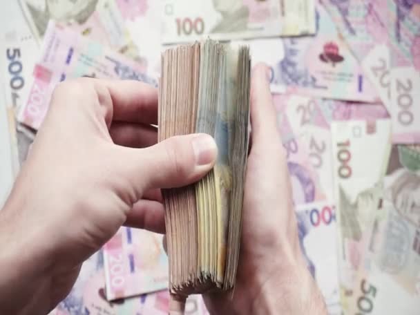 Konto ukrainischer Papierbanknoten verschiedener Stückelungen in den Händen einer Person - Filmmaterial, Video