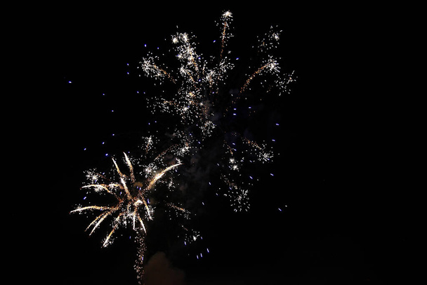 Feuerwerk - Sylvester / Πυροτεχνήματα show - Sylvester - Φωτογραφία, εικόνα