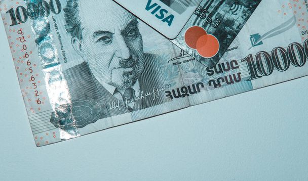 Ermeni dramında ana kart ve Visa kartı, 10000 dram. Erivan, Ermenistan - 2022 Sep 18 - Fotoğraf, Görsel
