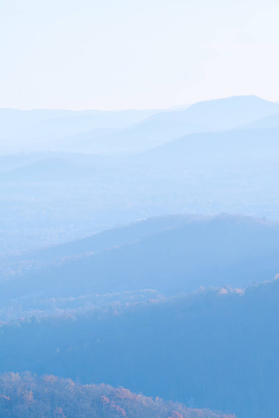 Bosque cubierto de colinas en las montañas de Carolina del Norte con mucha niebla y capas parcialmente ocultas. - Foto, Imagen