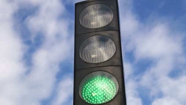 Közlekedési lámpa pirosra változik - Felvétel, videó