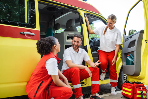 Multi-etnik csapat mentős mosolyog. Boldog mentősök egyenruhában. - Fotó, kép