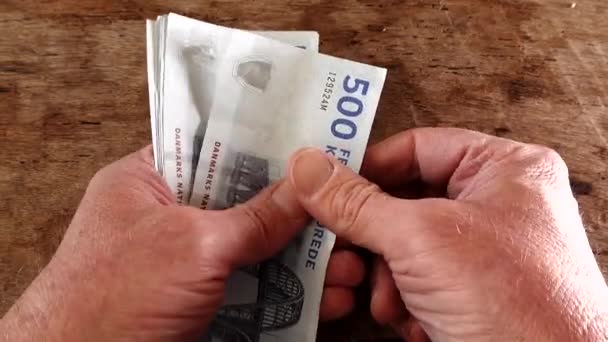 Un hombre cuenta 500 coronas danesas en sus manos - Imágenes, Vídeo