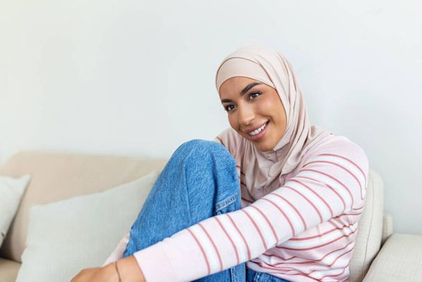 Portret van een zelfverzekerde jonge vrouw uit het Midden-Oosten met hijab die glimlacht en naar de camera kijkt - Foto, afbeelding