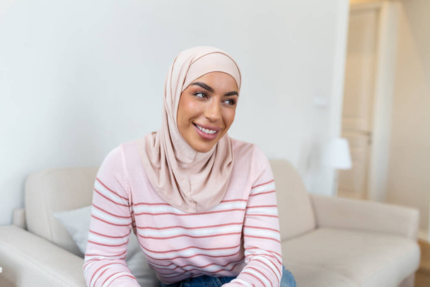 Portrét sebevědomé mladé ženy ze Středního východu s hidžábským úsměvem a při pohledu do kamery - Fotografie, Obrázek